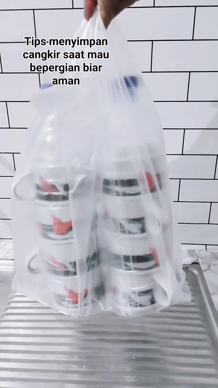 Ingin bawa cangkir saat bepergian? Coba gunakan 1 sampah dapur ini biar lebih aman dan antipecah