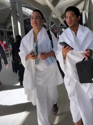 9 Potret khusyuk Ruben Onsu di Tanah Suci, siap jalani umrah perdana usai mualaf