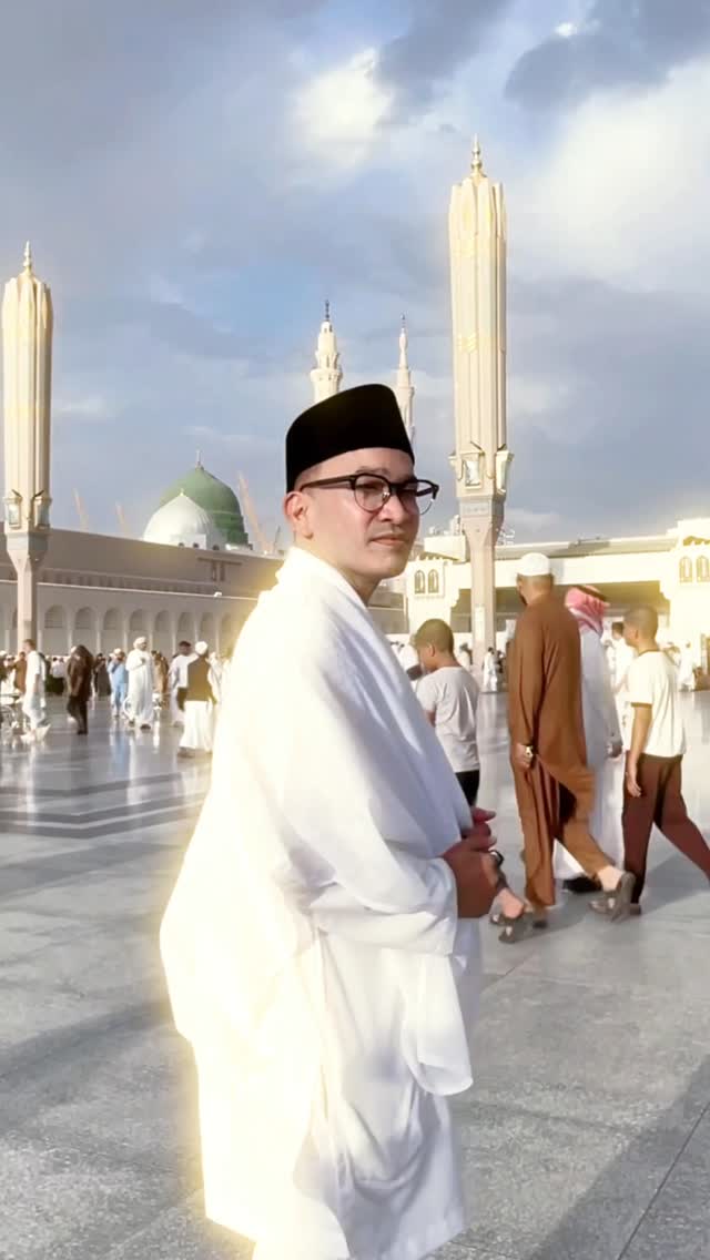 9 Potret khusyuk Ruben Onsu di Tanah Suci, siap jalani umrah perdana usai mualaf