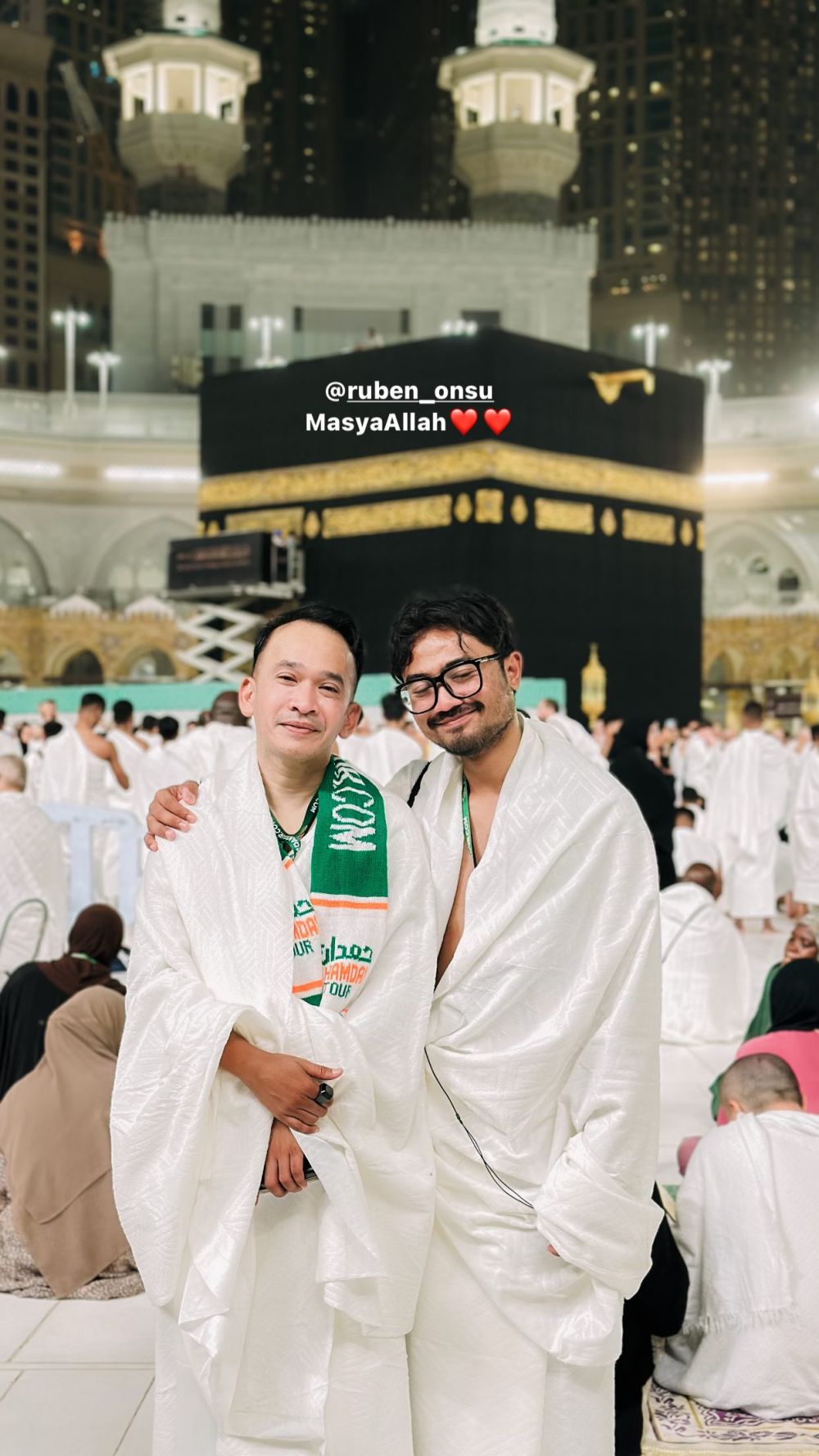 9 Potret khusyuk Ruben Onsu di Tanah Suci, siap jalani umrah perdana usai mualaf