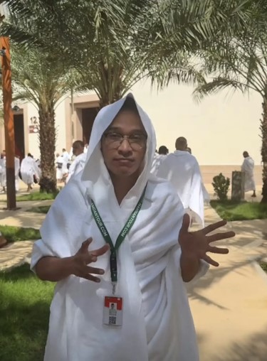 9 Potret khusyuk Ruben Onsu di Tanah Suci, siap jalani umrah perdana usai mualaf