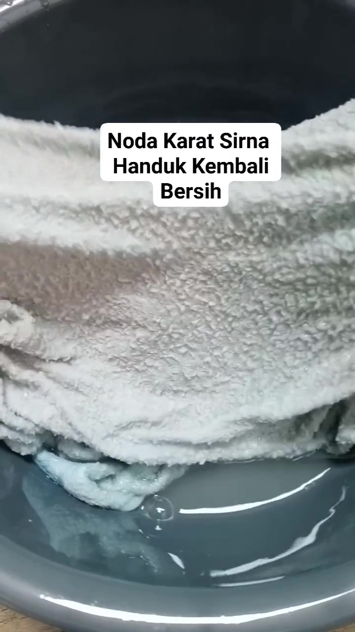Cuma butuh 30 menit untuk hilangkan noda karat di handuk dengan 1 bahan dapur ini, bonus jadi kinclong