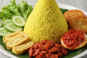 5 Resep nasi kuning tanpa santan, nggak kalah gurih, wangi, dan praktis banget