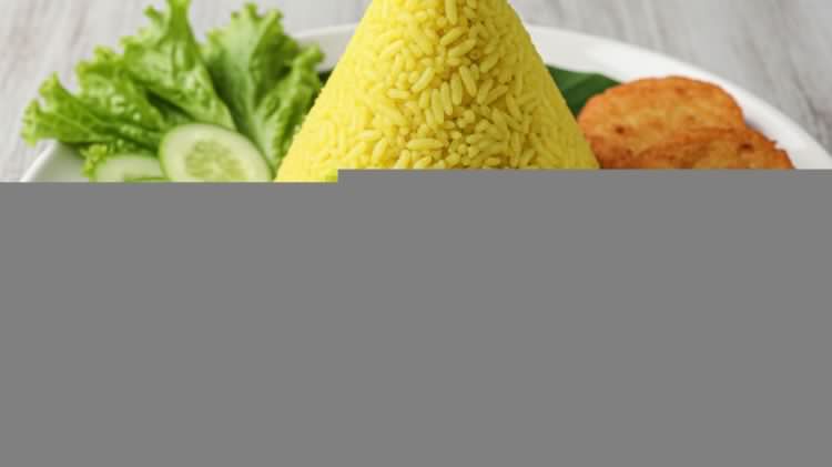 5 Resep nasi kuning tanpa santan, nggak kalah gurih, wangi, dan praktis banget