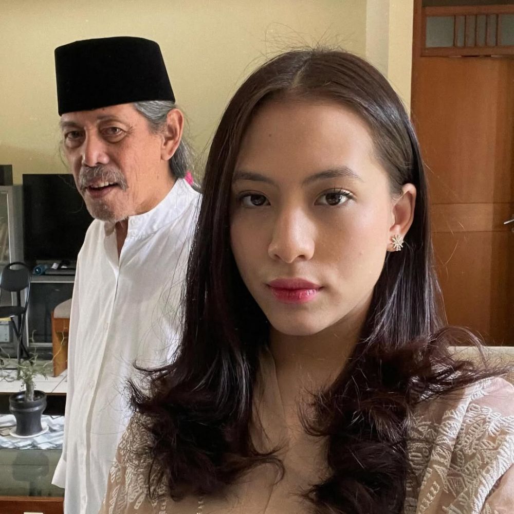 Acil 'Bimbo' meninggal dunia, ini 7 potret kenangannya bersama sang cucu Adhisty Zara dan Hasyakyla