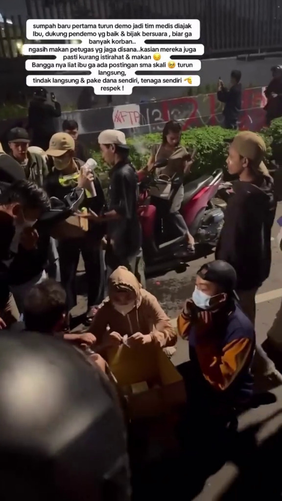 9 Potret Celine Evangelista jadi relawan medis saat demo, ikut bantu membawa makanan untuk massa aksi
