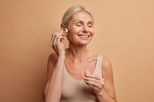 10 Serum mencerahkan wajah untuk usia 50 tahun harga di bawah Rp 100 ribu