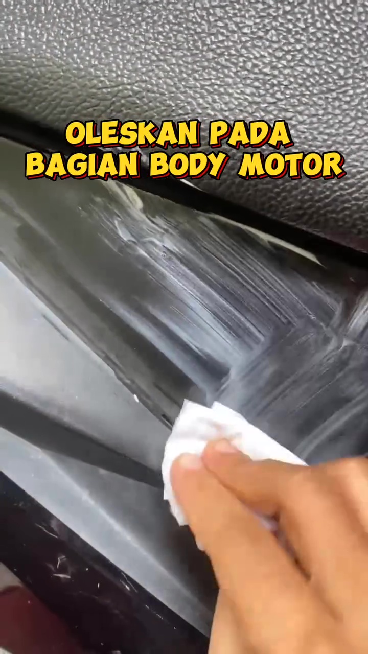 Bukan pakai semir, wanita ini bagikan trik menghitamkan body motor kusam bermodal 1 bahan dapur