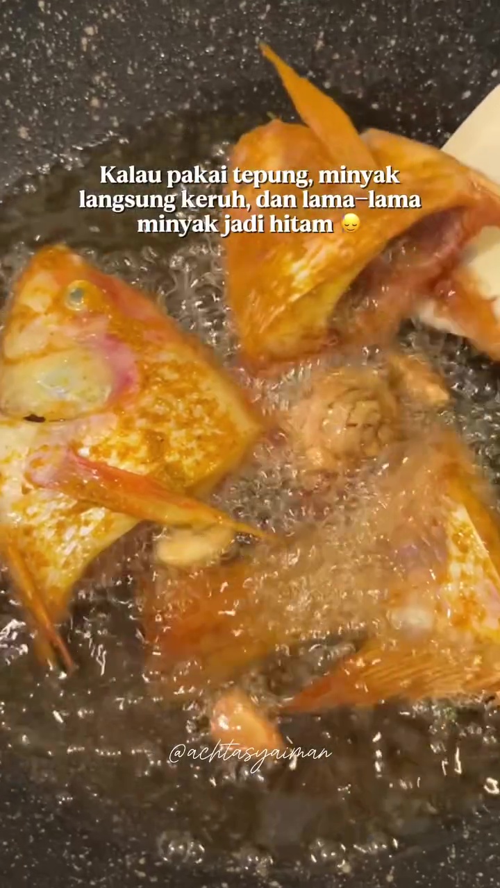 Stop pakai tepung saat goreng ikan jika tak ingin minyak keruh, gunakan 2 rempah ini agar tetap bersih