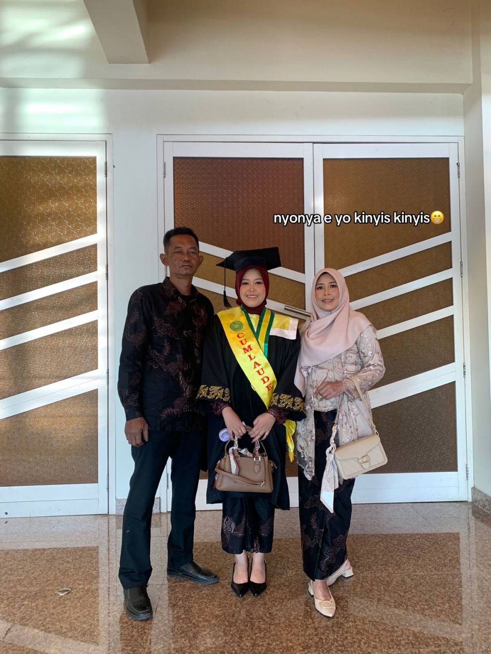 Wanita ini bangga ceritakan ayah tukang las mampu sekolahkan anak hingga tinggi, kisahnya tuai simpati