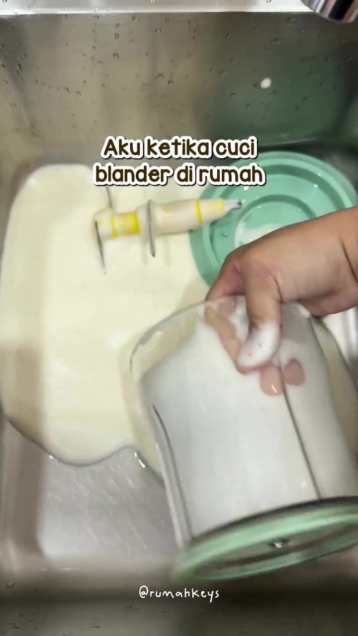 Blender penuh sisa makanan susah disikat? Cuci dengan cara ini biar praktis, kesat, dan hemat waktu