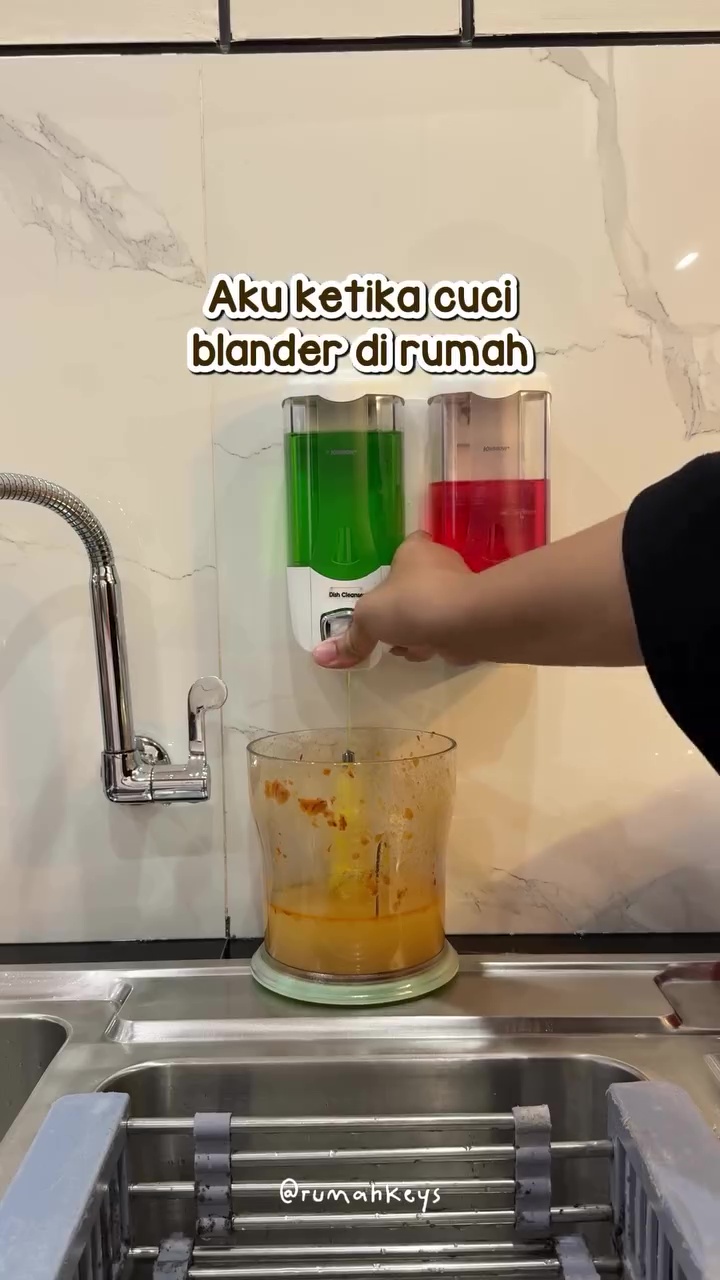 Blender penuh sisa makanan susah disikat? Cuci dengan cara ini biar praktis, kesat, dan hemat waktu