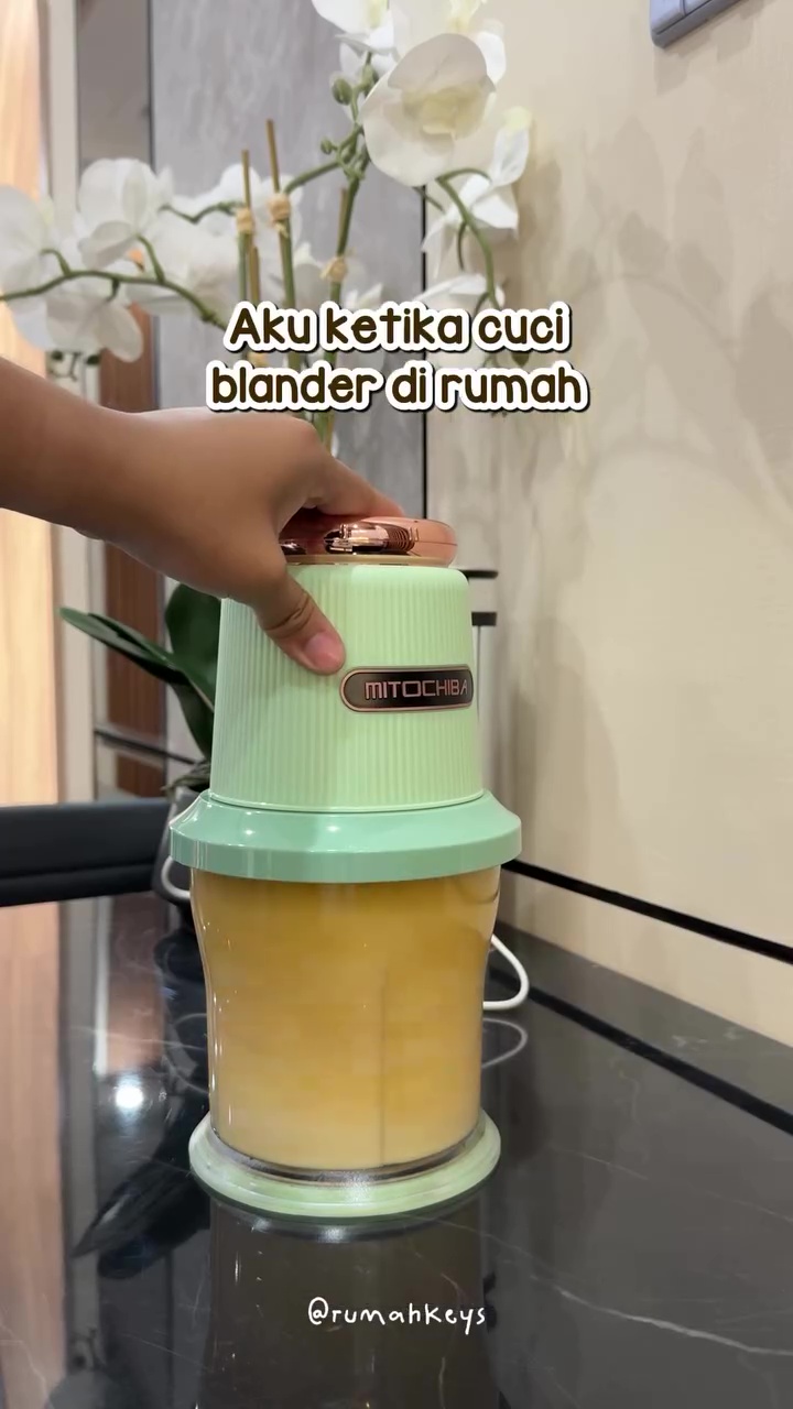 Blender penuh sisa makanan susah disikat? Cuci dengan cara ini biar praktis, kesat, dan hemat waktu