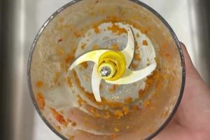 Blender penuh sisa makanan susah disikat? Cuci dengan cara ini biar praktis, kesat, dan hemat waktu