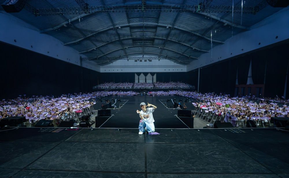 Baekhyun hadirkan malam penuh tawa, haru, dan energi tanpa batas lewat konser Reverie Jakarta 2025