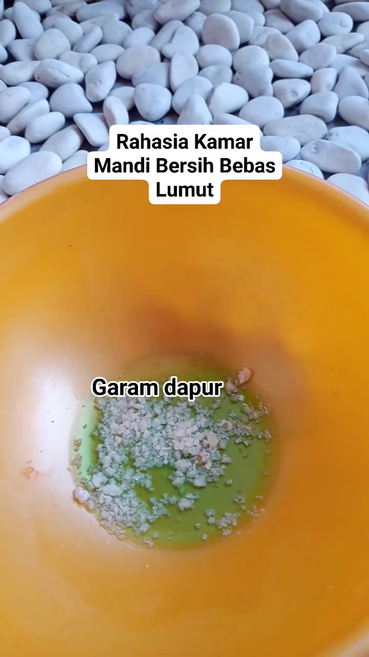 Bersihkan keramik kamar mandi berkerak dan berlumut bukan lagi hal sulit jika pakai 2 bahan dapur ini