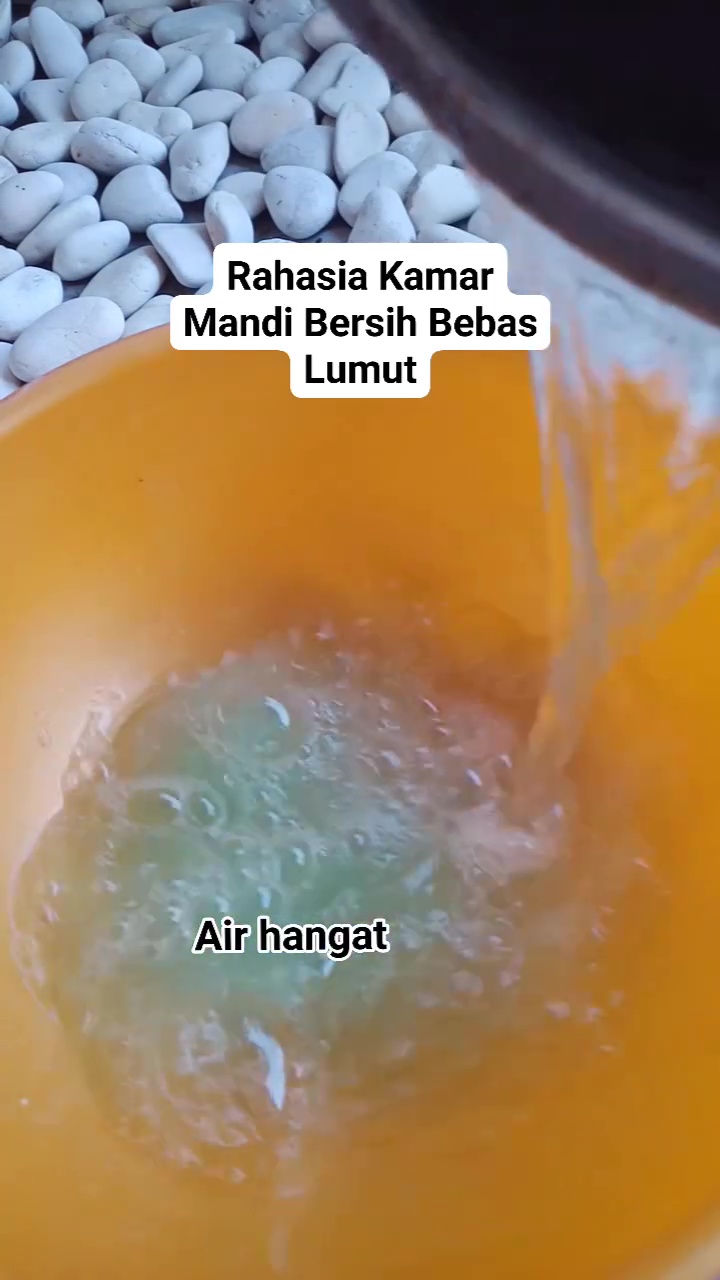 Bersihkan keramik kamar mandi berkerak dan berlumut bukan lagi hal sulit jika pakai 2 bahan dapur ini