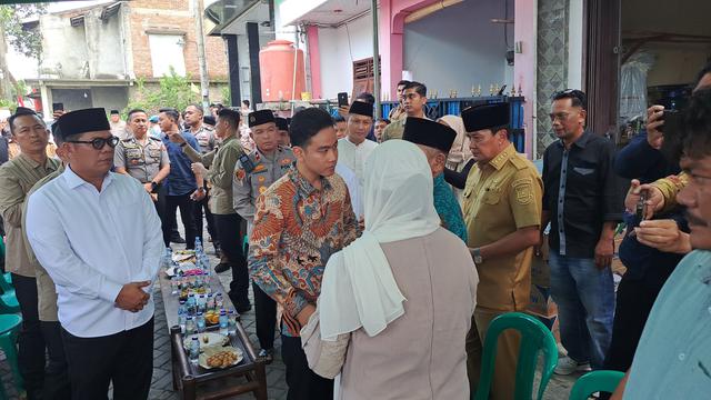 Momen Wapres Gibran beri santunan & takziah ke rumah Andika Lutfi pelajar meninggal karena demo ricuh