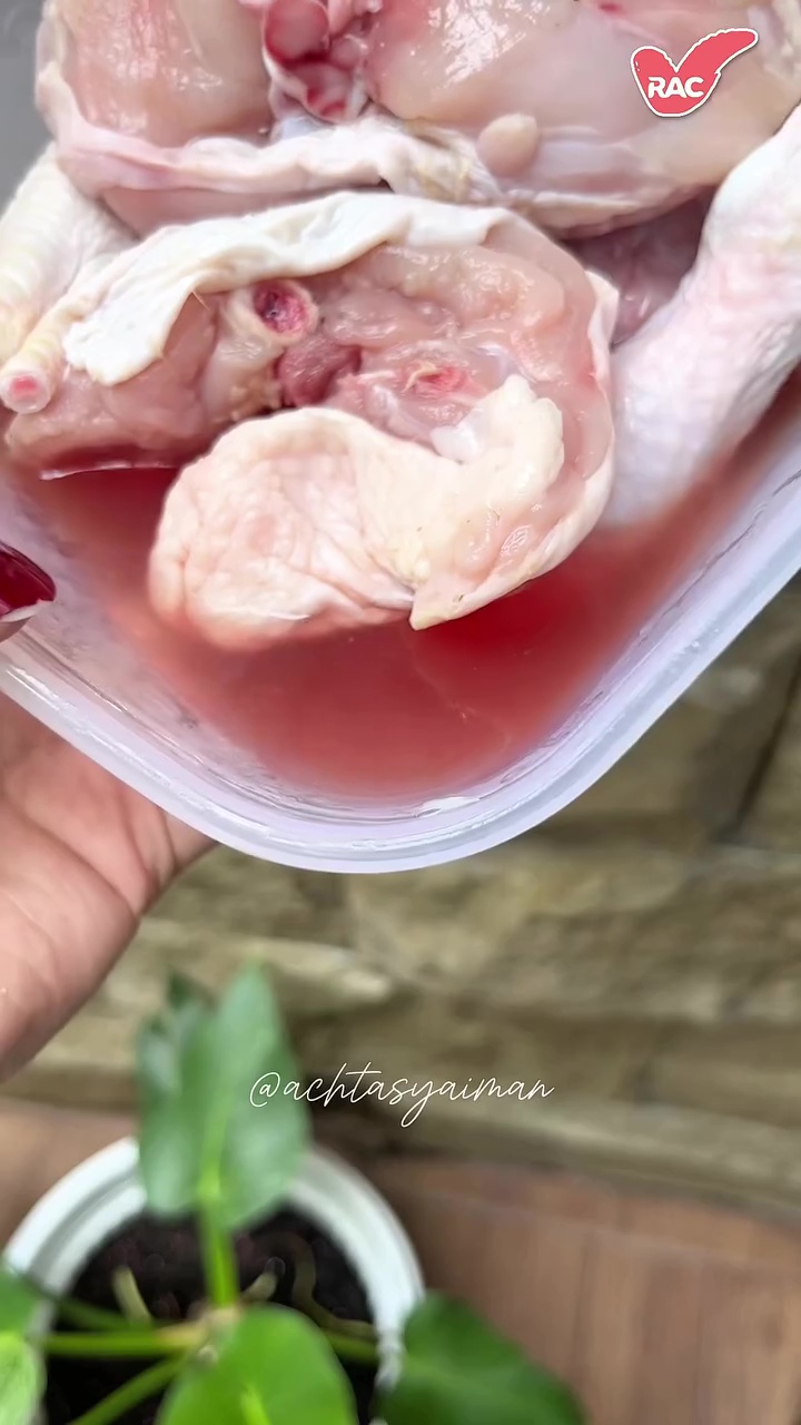 Masih penasaran, kenapa daging ayam tak boleh dicuci sebelum disimpan? Ini 3 alasan utamanya