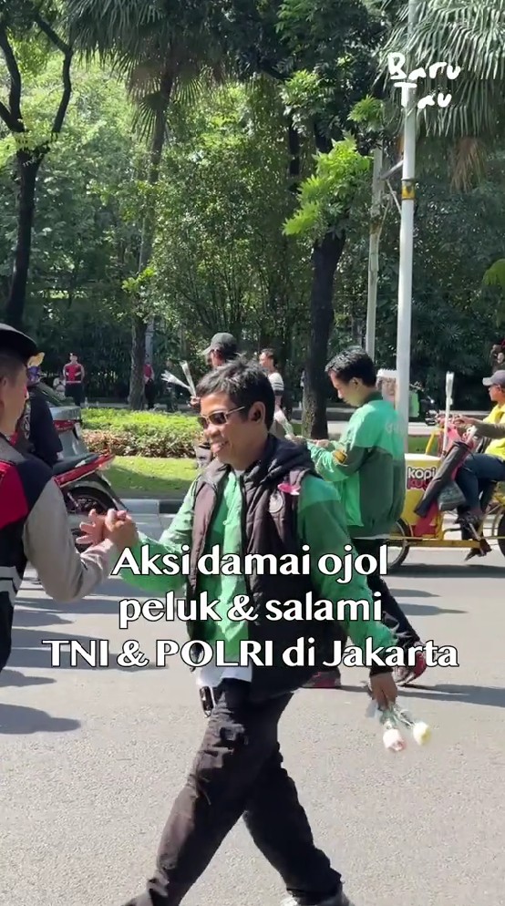 7 Potret adem driver ojol aksi damai dengan polisi dan TNI usai demo ricuh, sebar mawar merah