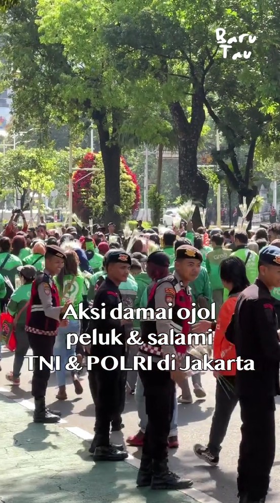7 Potret adem driver ojol aksi damai dengan polisi dan TNI usai demo ricuh, sebar mawar merah