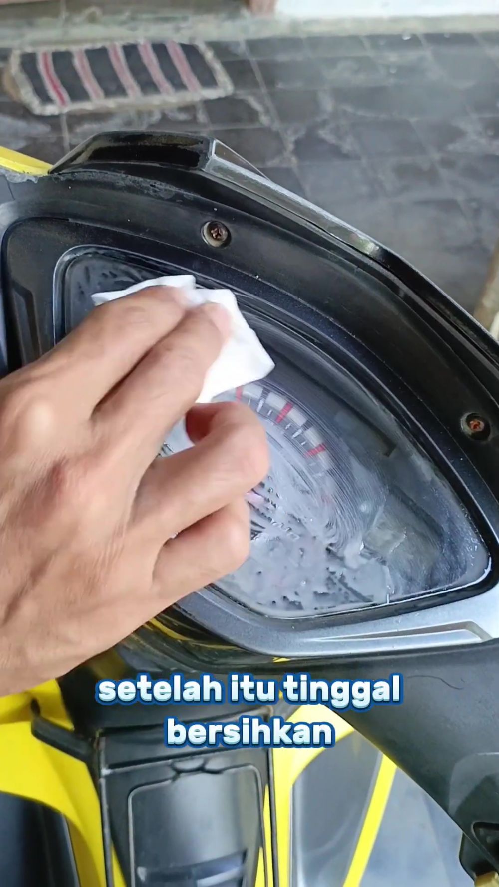 Cuma butuh 30 menit, kaca speedometer kusam dan retak jadi bening lagi bermodal 1 bahan dapur