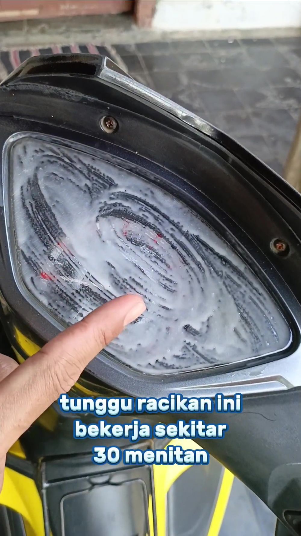 Cuma butuh 30 menit, kaca speedometer kusam dan retak jadi bening lagi bermodal 1 bahan dapur