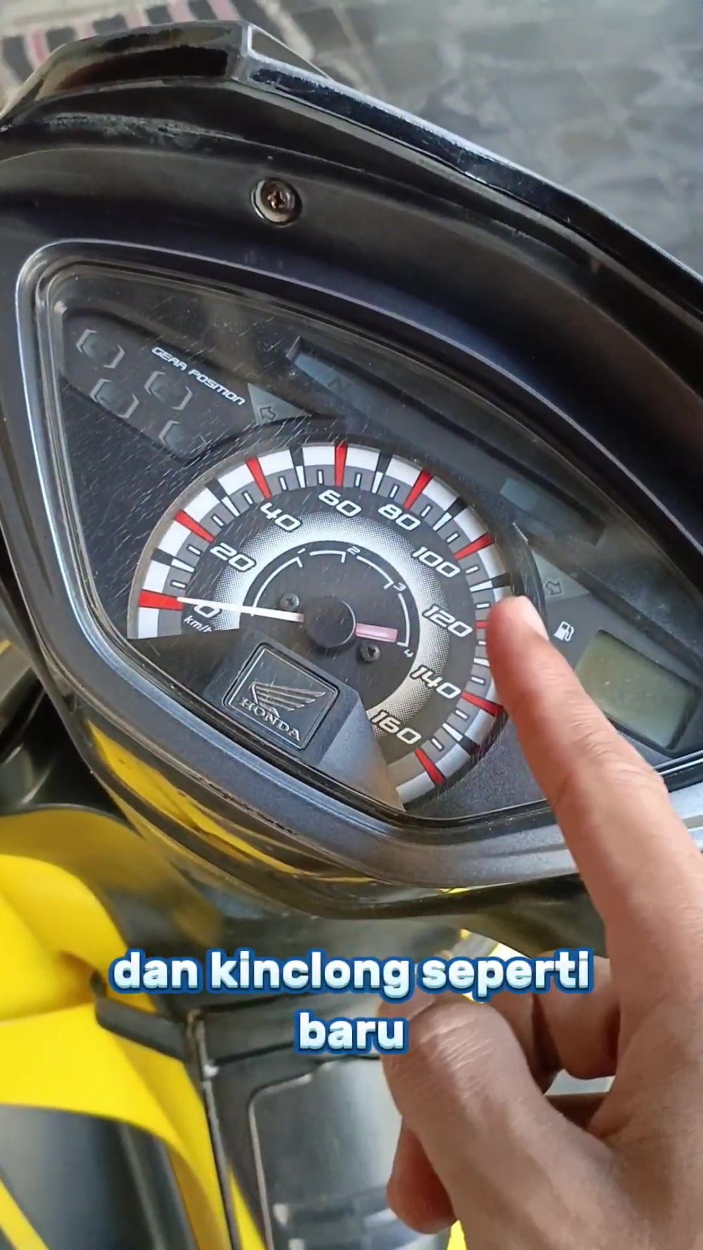 Cuma butuh 30 menit, kaca speedometer kusam dan retak jadi bening lagi bermodal 1 bahan dapur