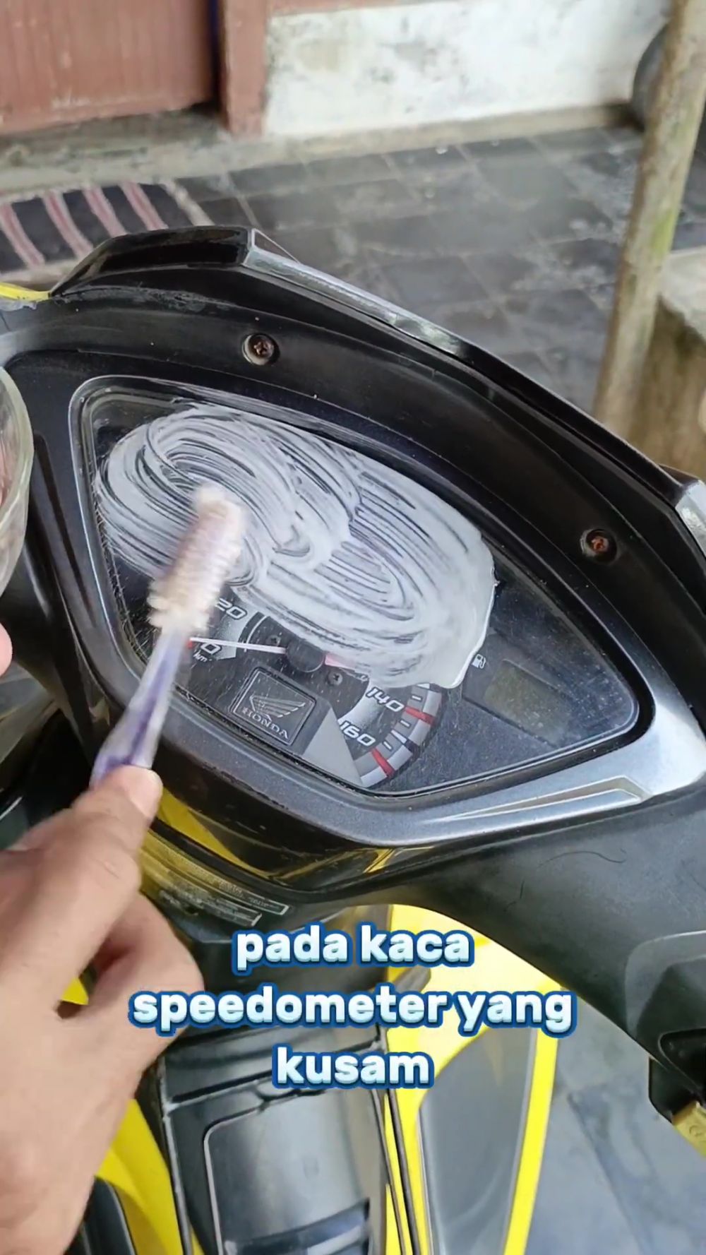 Cuma butuh 30 menit, kaca speedometer kusam dan retak jadi bening lagi bermodal 1 bahan dapur