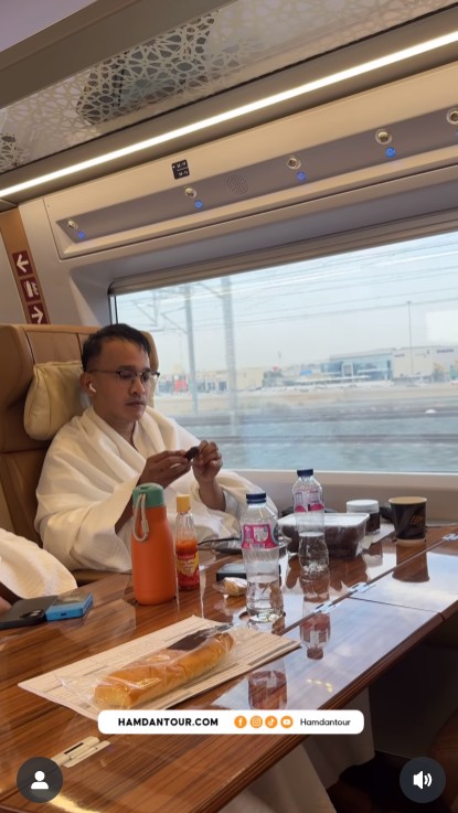 9 Potret Ruben Onsu perdana sampai di Ka'bah, berderai air mata saat cium Hajar Aswad