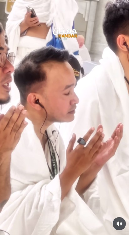 9 Potret Ruben Onsu perdana sampai di Ka'bah, berderai air mata saat cium Hajar Aswad