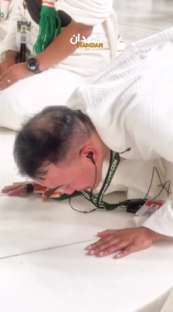 9 Potret Ruben Onsu perdana sampai di Ka'bah, berderai air mata saat cium Hajar Aswad