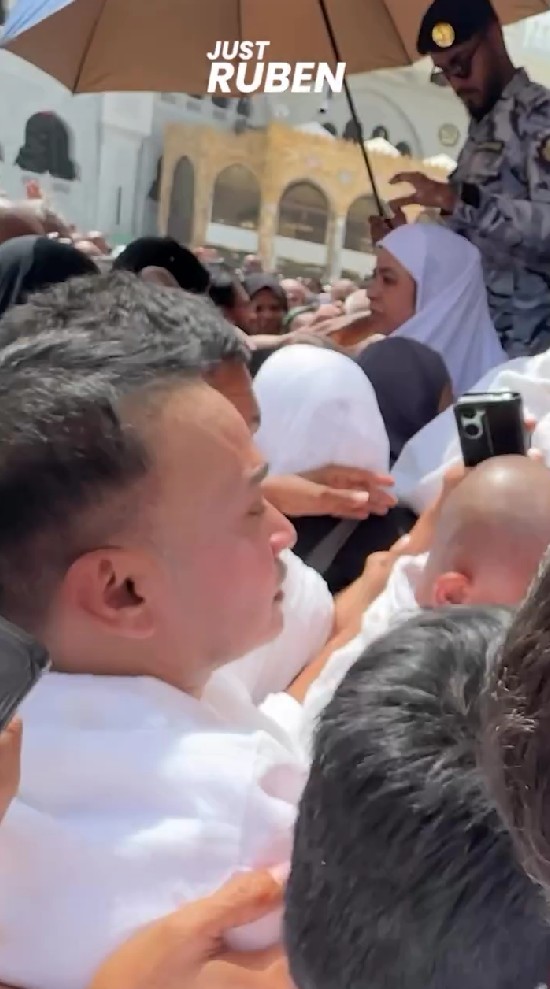 9 Potret Ruben Onsu perdana sampai di Ka'bah, berderai air mata saat cium Hajar Aswad