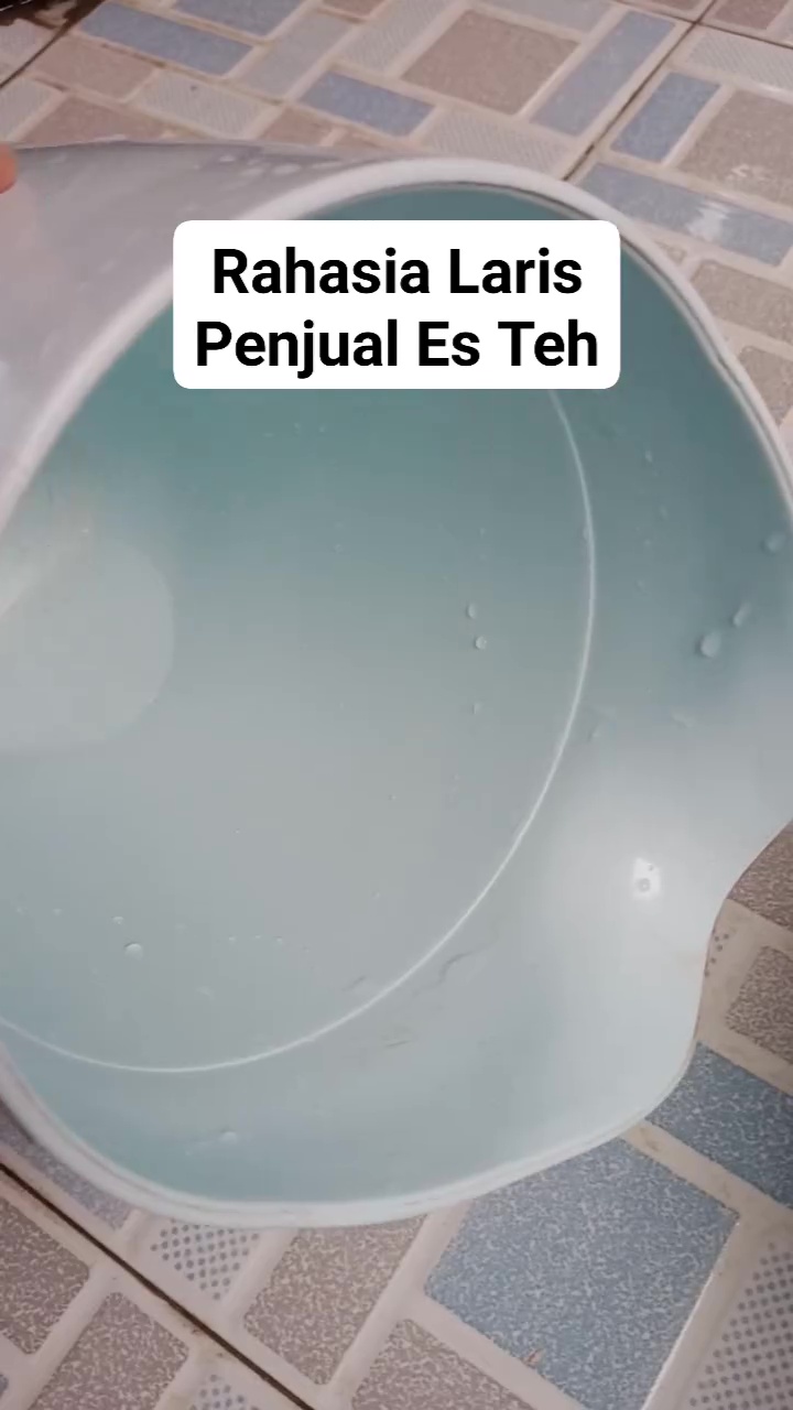 Rasa teh jadi aneh gara-gara kerak di teko plastik? Ikuti cara simpel ini untuk membersihkannya tuntas