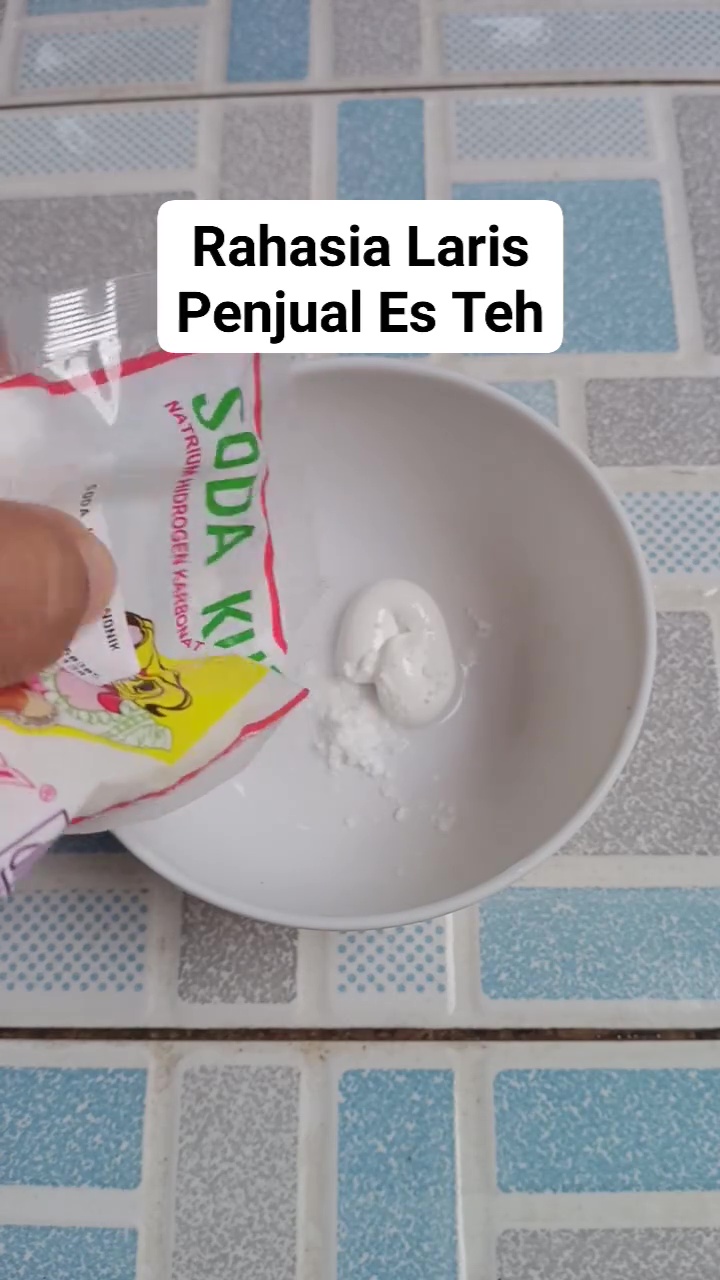 Rasa teh jadi aneh gara-gara kerak di teko plastik? Ikuti cara simpel ini untuk membersihkannya tuntas