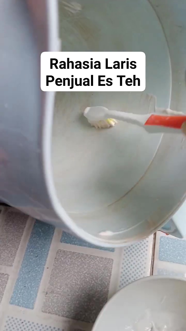 Rasa teh jadi aneh gara-gara kerak di teko plastik? Ikuti cara simpel ini untuk membersihkannya tuntas