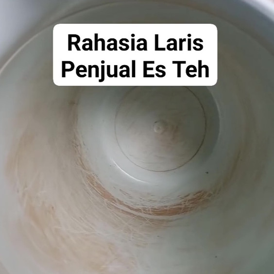 Rasa teh jadi aneh gara-gara kerak di teko plastik? Ikuti cara simpel ini untuk membersihkannya tuntas