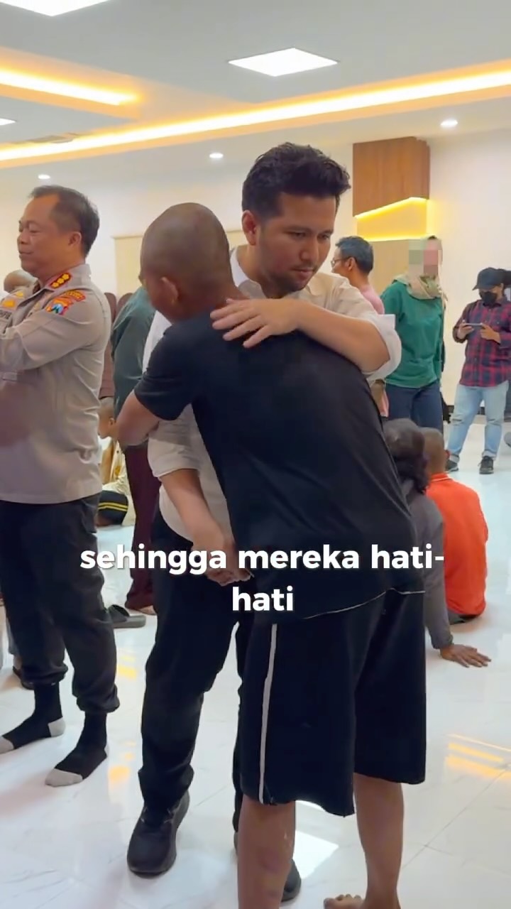 Momen Emil Dardak bertemu pelaku yang bakar Gedung Grahadi, alih-alih marah sikapnya bikin adem