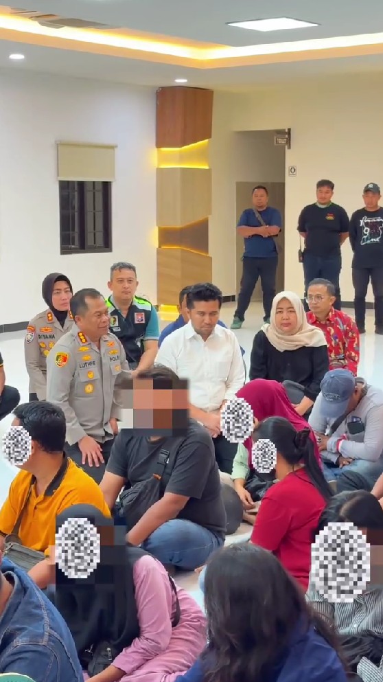 Momen Emil Dardak bertemu pelaku yang bakar Gedung Grahadi, alih-alih marah sikapnya bikin adem