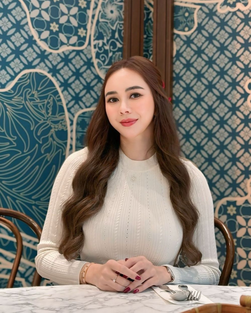 Lama tak muncul di layar kaca, 9 potret terbaru Aura Kasih ini manglingi pol sampai dikira oplas