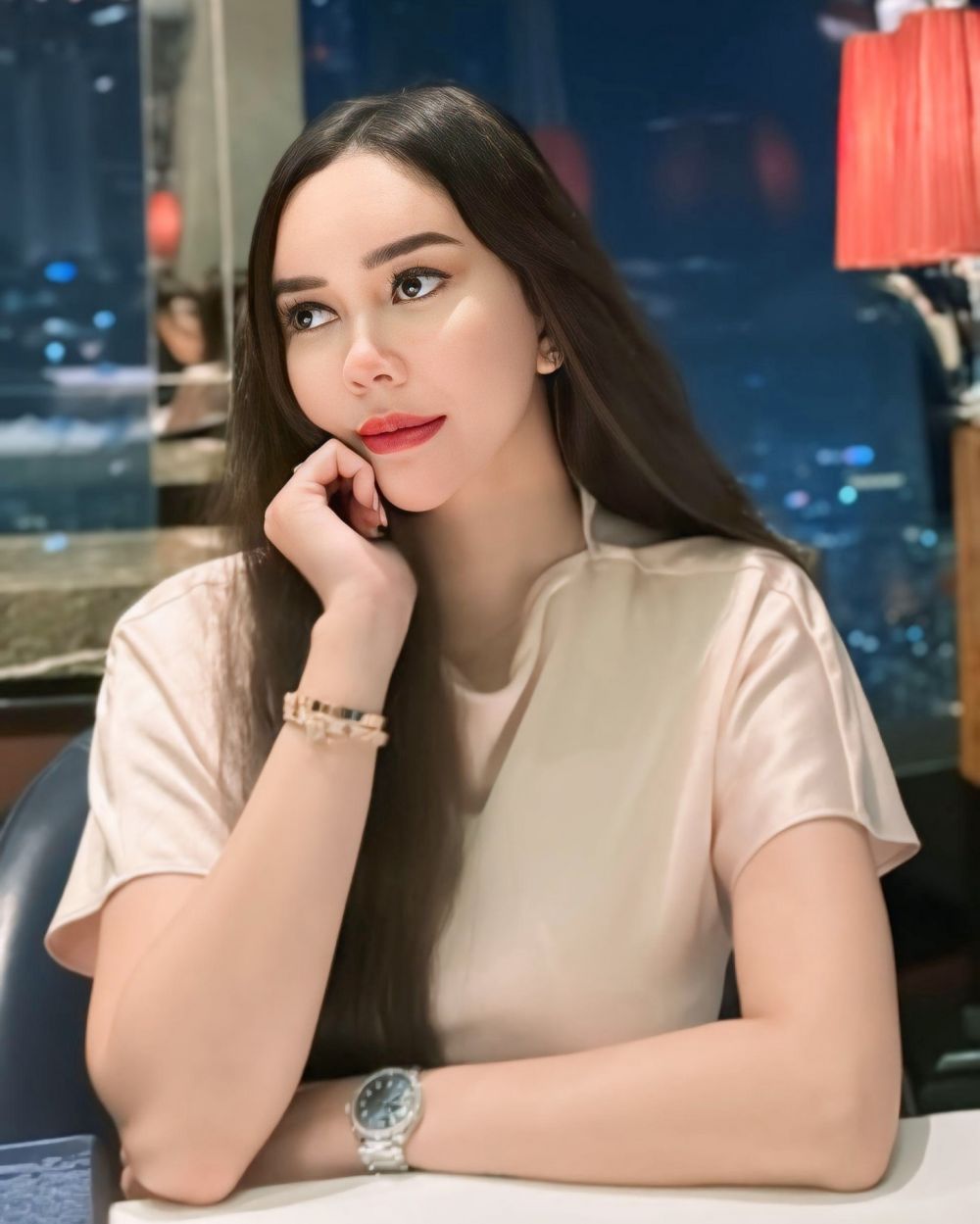 Lama tak muncul di layar kaca, 9 potret terbaru Aura Kasih ini manglingi pol sampai dikira oplas