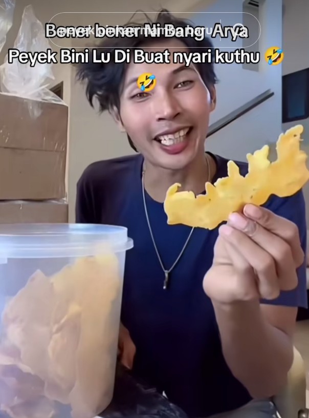 Pinkan Mambo jualan peyek Rp150 ribu, review jujur Arya Khan saat coba dagangan istri ini bikin ngakak