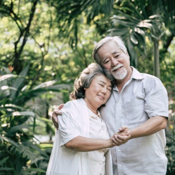 100 Kata-kata gombalan maut kakek untuk nenek, usia tak menyurutkan romantisme