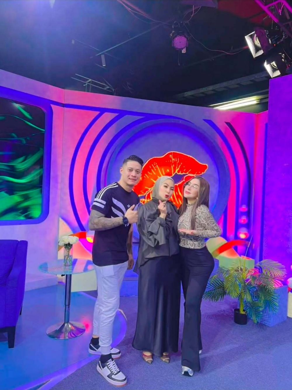 Anisa Bahar putus dari pacar berondong ternyata diam-diam menikah, ini 9 potret gandeng suami baru