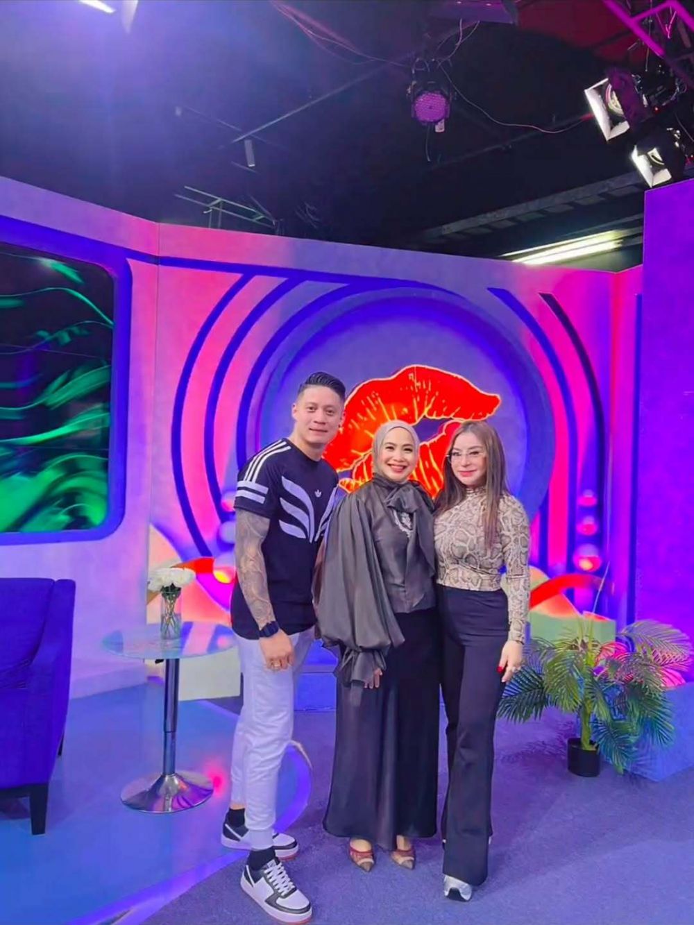 Anisa Bahar putus dari pacar berondong ternyata diam-diam menikah, ini 9 potret gandeng suami baru