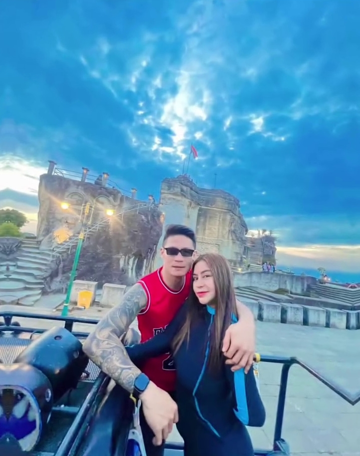 Anisa Bahar putus dari pacar berondong ternyata diam-diam menikah, ini 9 potret gandeng suami baru