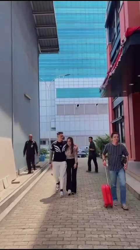 Anisa Bahar putus dari pacar berondong ternyata diam-diam menikah, ini 9 potret gandeng suami baru