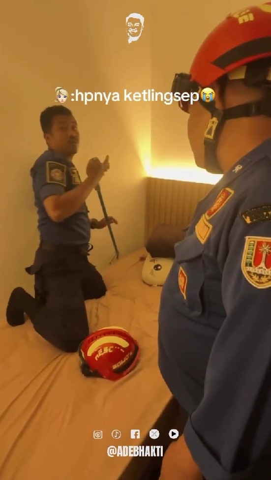 9 Potret damkar rescue HP yang jatuh di sela kasur dikira sepele padahal penuh effort, ini alasannya