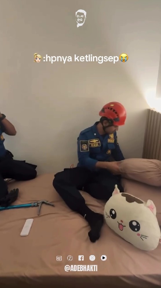 9 Potret damkar rescue HP yang jatuh di sela kasur dikira sepele padahal penuh effort, ini alasannya