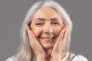 Dari 50 jadi tampak 20 tahun lebih muda, ini trik praktis mengecangkan wajah pakai 1 jenis daun